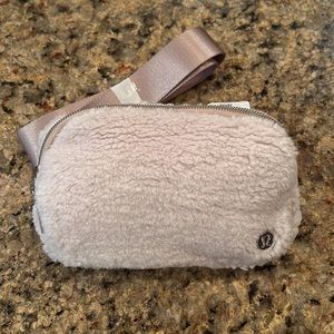 🤍NWT🤍 Lululemon Everywhere Fleece Sherpa Belt Bag in Natural Ivory /Trench